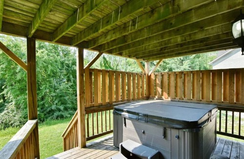 Craigleith Ski Chalet | Four-Season Luxury 8 BR Chalet w/Hot Tub & BBQ at The Blue Mountains
