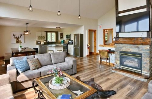 Craigleith Ski Chalet | Four-Season Luxury 8 BR Chalet w/Hot Tub & BBQ at The Blue Mountains