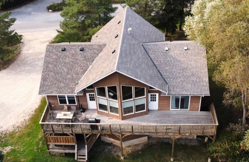 Craigleith Ski Chalet | Four-Season Luxury 8 BR Chalet w/Hot Tub & BBQ at The Blue Mountains