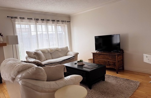 Smithers Apartment | Fox & Fern 2 BR 2 BA Main St. Gem