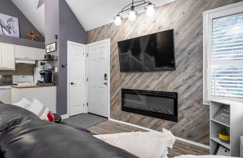 Craigleith Apartment | Fox Ridge | Hot Tub & Shuttle w/Patio