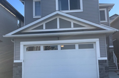 Symons Valley House | Friendly Legal Secondary Suite Basement (2Bedroom 1Bathroom Kitchen & Laundry)