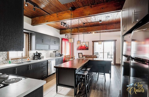Cheneville Ski Chalet | Front LAKE Simon, HOT TUB, private BEACH, 4 bedroom, 2 private office, 10 beds, 16 people.