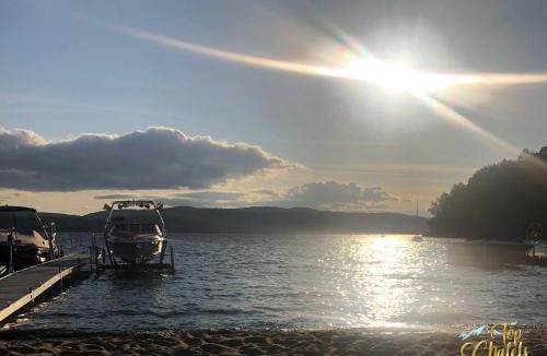 Cheneville Ski Chalet | Front LAKE Simon HOT TUB 4br 16p BEACH private