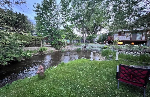 South Central Apartment | Full 2 bedroom Suite near Hospital, Downtown & Lake. Kelowna's Natures Oasis