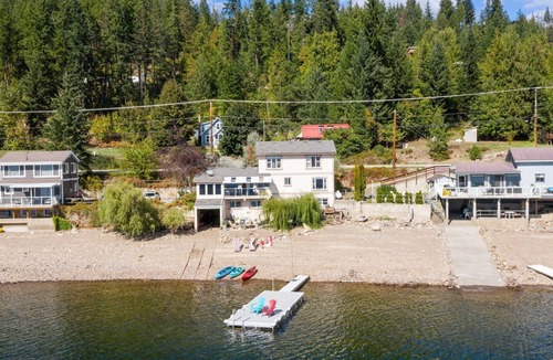 Celista House | Full Lake Front Cabin on the Shuswap! Sleeps 13