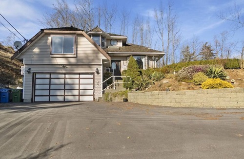 West Abbotsford House | Full Private Cozy Home on an Private Acre