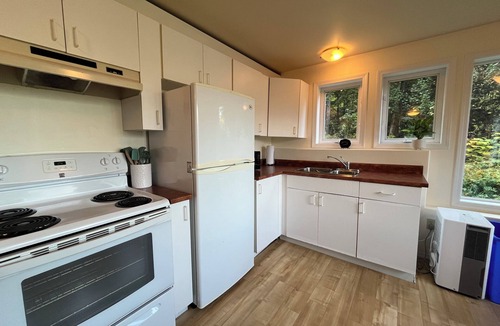 Balfour House | Full Suite, Lake View, NEW DECK 2026, Forest Retreat, Full Kitchen, Laundry