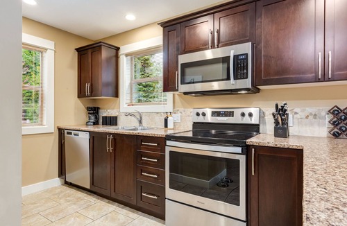 Regional District of Nanaimo Cottage | Fully-equipped near Rathtrevor Beach!