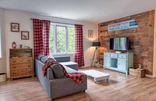 Chertsey House | Fully Equipped Waterside Family house with pool table, arcade & more!