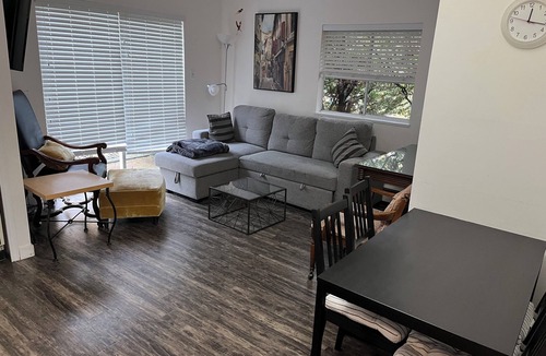 Oakridge Cottage | Fully, self contained unit, private entrance, all amenities, full kitchen,