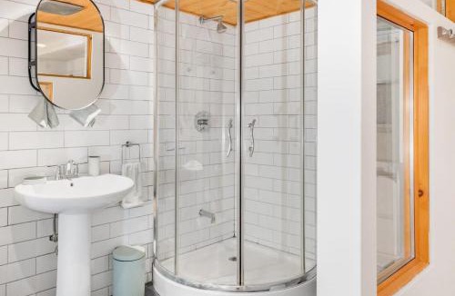 Nouveau-Rosemont Apartment | Furnished 2BR Rosemont Apt - Utilities Included