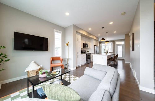 Jasper Place House | Garage |Near WEM | Disney+ | 2 BR w/Ensuites