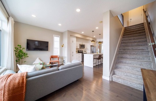Jasper Place House | Garage |Near WEM | Disney+ | 2 BR w/Ensuites