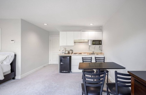 West Point Grey Condo | Garden Suite near Jericho Beach