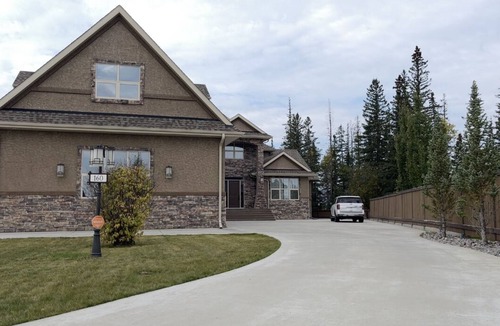 Hinton Villa | Gateway for Jasper Vacations in a Luxury Royal Mansion at Hinton
