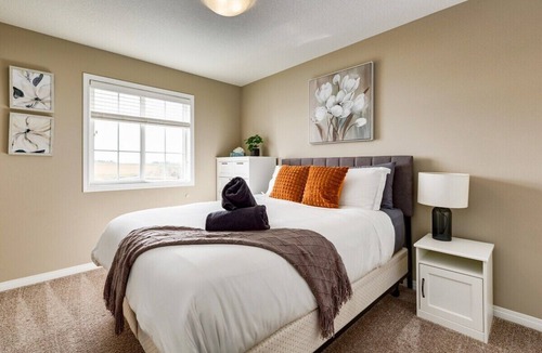 Airdrie House | "Ginger" 3 bed Family Airdrie Home