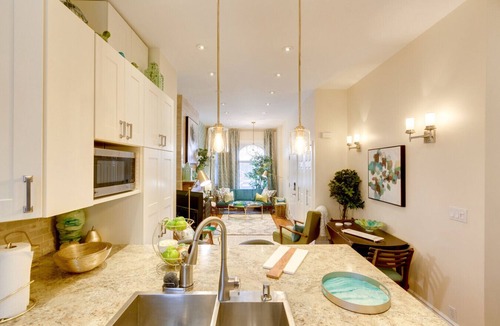 Little Italy Hotel | Glam Stays - Free Parking - Steps to Kensington