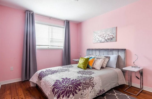 Stoney Creek House | GLOBALSTAY . Cheerful 3BR 2 living 2.5BA Townhome. HOT TUB. BBQ