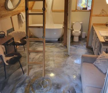 Brew Bay House | Golden Rings Cabin on Homestead w Hot Tub