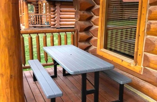Golden Cabin | Golden Rustic Cabin Getaway|Loft & Mountain Views!
