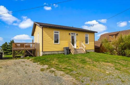 Conception Bay South House | Golden Tide Cottage | 2 Bd, Panoramic Ocean Views