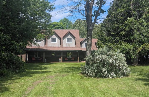 Manitoulin District House | Gorgeous and Spacious 5BR Log Home in Little Current on Manitoulin Island