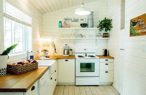 Strong Cabin | Gorgeous Cabin Rental with Spacious Deck on Lake Bernard, Ontario