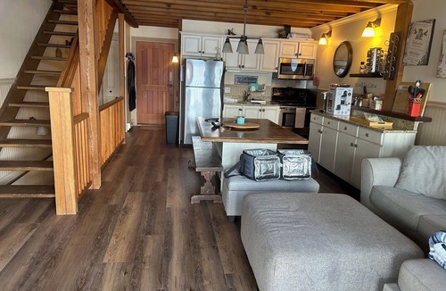 Central Okanagan Cabin | Gorgeous Lakefront Cottage
