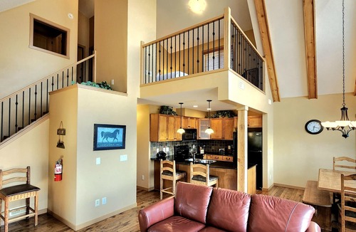 Central Okanagan House | Gorgeous Lakeview 2 Bedroom and Loft Cottage on Lake Okanagan