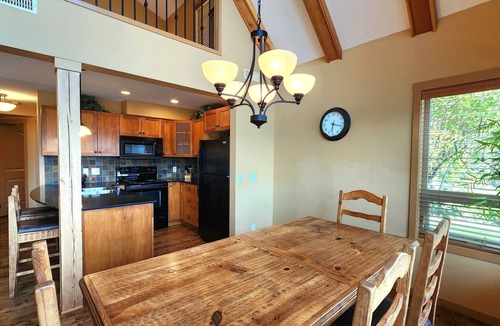 Central Okanagan House | Gorgeous Lakeview 2 Bedroom and Loft Cottage on Lake Okanagan