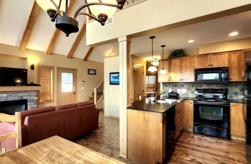 Central Okanagan House | Gorgeous Lakeview 2 Bedroom and Loft Cottage on Lake Okanagan