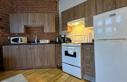 Shaughnessy Village Apartment | Gorgeous Unit Near General Hospital & Concordia