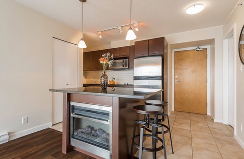 Downtown Vancouver Apartment | Gorgeous Views! 1 Bedroom and Den with Parking (B1)