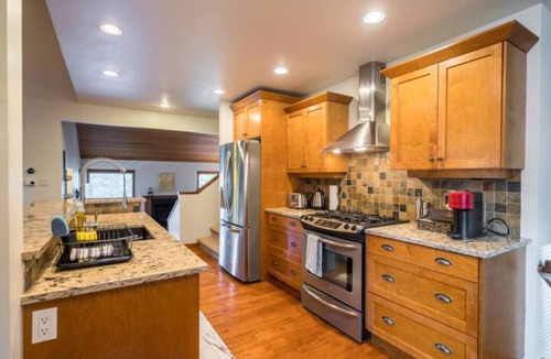 West Kelowna Estates House | Gorgeous West Coast Home/Hot Tub/Lake view