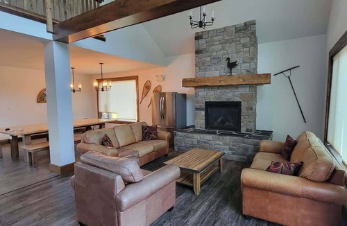 The Blue Mountains House | Grand 8-Bedroom Retreat, 7 Baths - Perfect Chalet