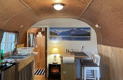 Brew Bay Cottage | Grapevine Cottage - Rustic tiny self-contained cottage and deck for single guest