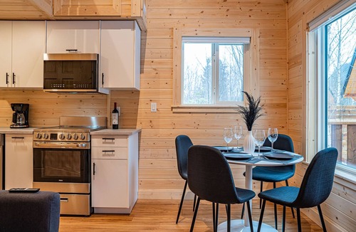 Revelstoke Hotel | Grey Lodge - Alpha Mountain Lodging + Sauna