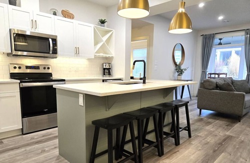 Osoyoos House | Grey Osprey Cottage #66