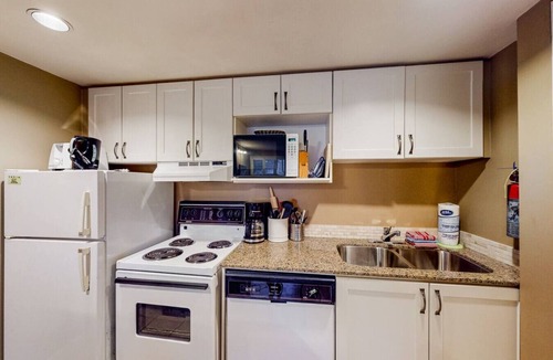 Craigleith Condo | Ground Level Studio with Pool, Hot Tub, Tennis!