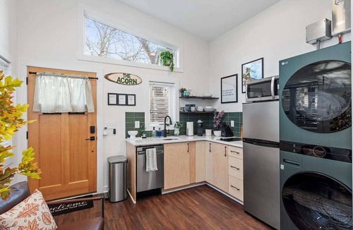 Downtown House | Group-Friendly Stay | Sleeps 17+ | Walk to City