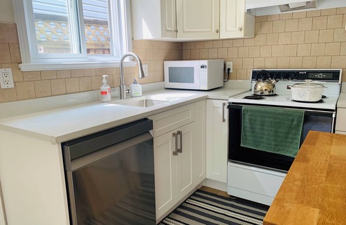 Port Coquitlam House | Guest Suite 2 beds Coquitlam Centre Mall -10min walk to Skytrain/Mall