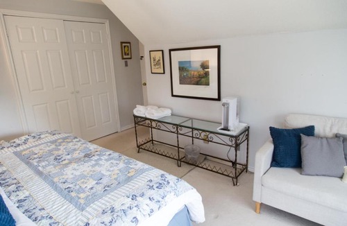 Jacksons Point Bed & Breakfast | Gypsy by the Lake Bed and Breakfast