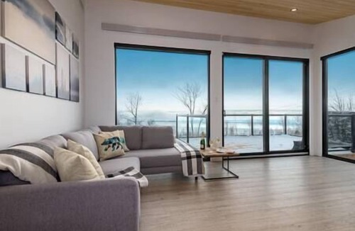 Saint-Joseph-de-la-Rive House | Hôtel à la maison - SOL HAVN
