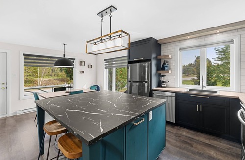 Riviere-a-Pierre Ski Chalet | Happiness by the Lake: Your Haven on Lake Beaupré (Pets Welcome!)