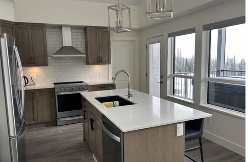 Big White Ski Resort Ski Chalet | Happy Valley penthouse 3 bed chalet, ski in and out, pet friendly