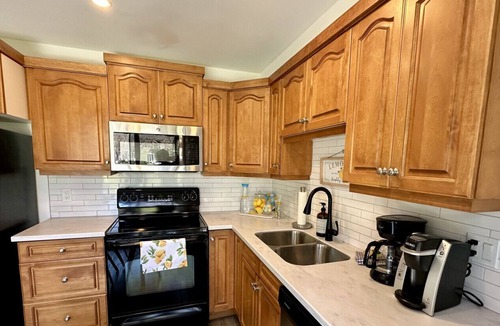 Collingwood Villa | Happy Valley Spacious Family Townhome.Dog Friendly.Minutes to Blue Mountain