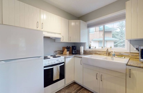 Harvie Heights Villa | HARMONY HEIGHTS - TWO LEVEL TOWNHOUSE - HOT TUB & FIRE PIT