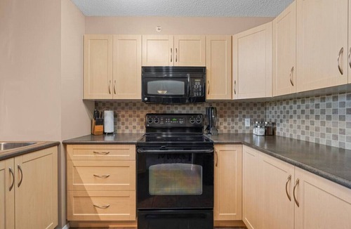 Invermere Apartment | Hart of it All | Top Floor | Pool | Hot Tub | Gym
