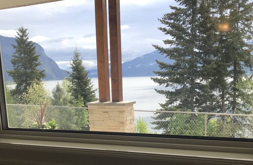 Salmon Arm House | Haven Ridge Suite Lake View 2 queen beds with Hot -Tub